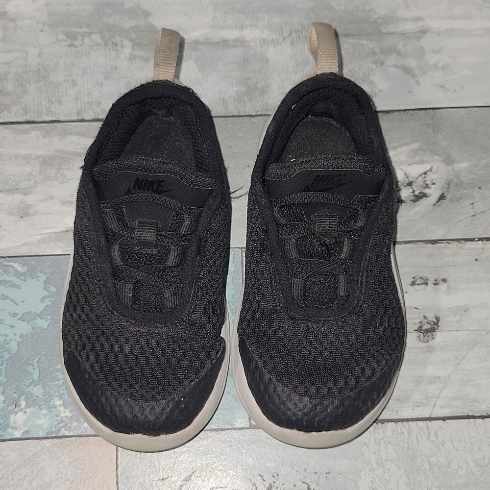 Black & White Nike Slip On Sneakers sz 6C